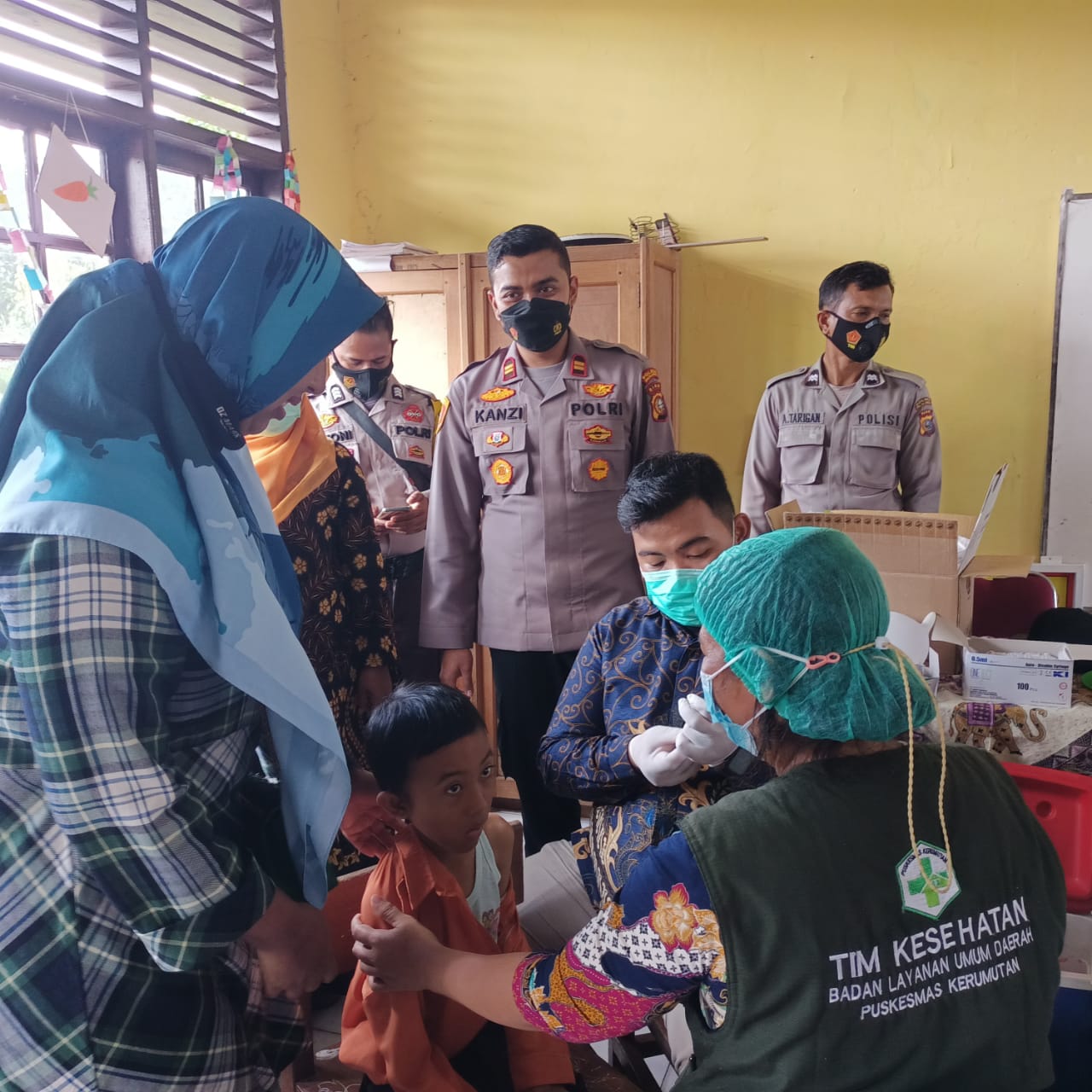 Polsek Kerumutan Polres Pelalawan Dampingi Vaksinasi Anak