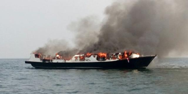 Kapal wisata terbakar di Muara Angke, 2 orang tewas, 7 luka