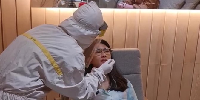 Ekspresi Dian Sastrowardoyo Saat Swab Test, Netizen 'Mangap Aja Cakep'