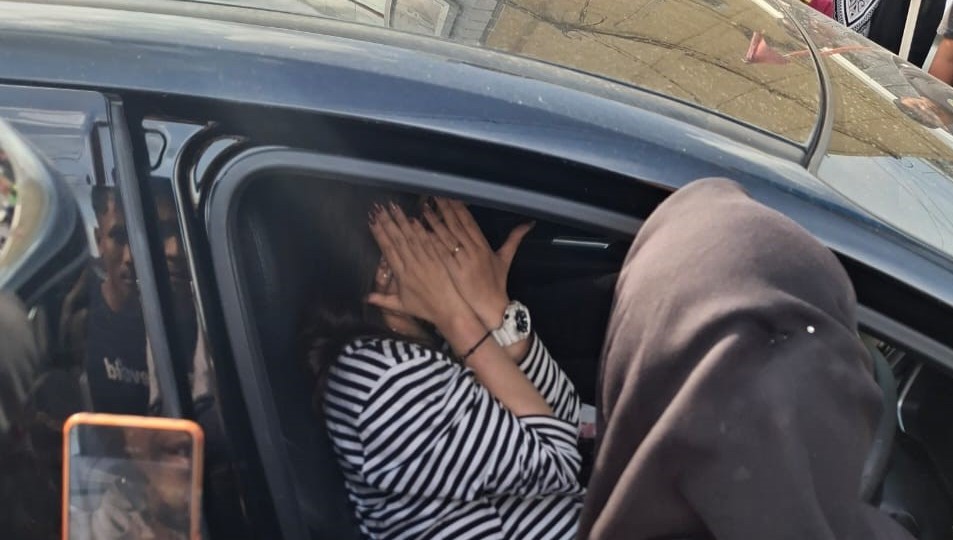 Bongkar Perselingkuhan, Pasangan Suami Istri Hadang Mobil di Jalan Soebrantas