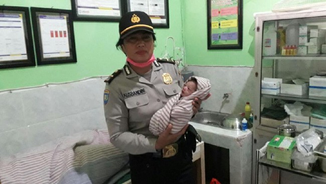 Seorang Ibu Melahirkan di Jalan, Polwan Bantu Bawa ke Puskesmas