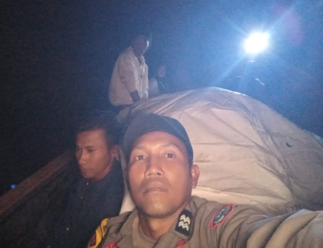 Gelap-gelapan, Polisi Kawal Pengiriman Logistik Hasil Pemilu ke Air Hitam