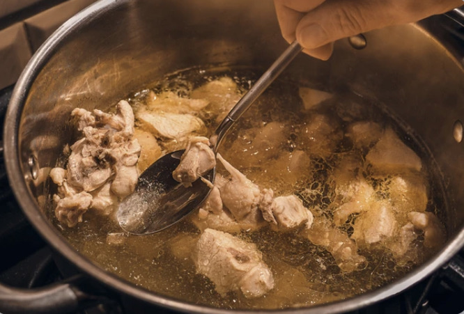 Benarkah Sendok dan Garpu Logam Bisa Bikin Daging Cepat Empuk? Begini Kata Ahli