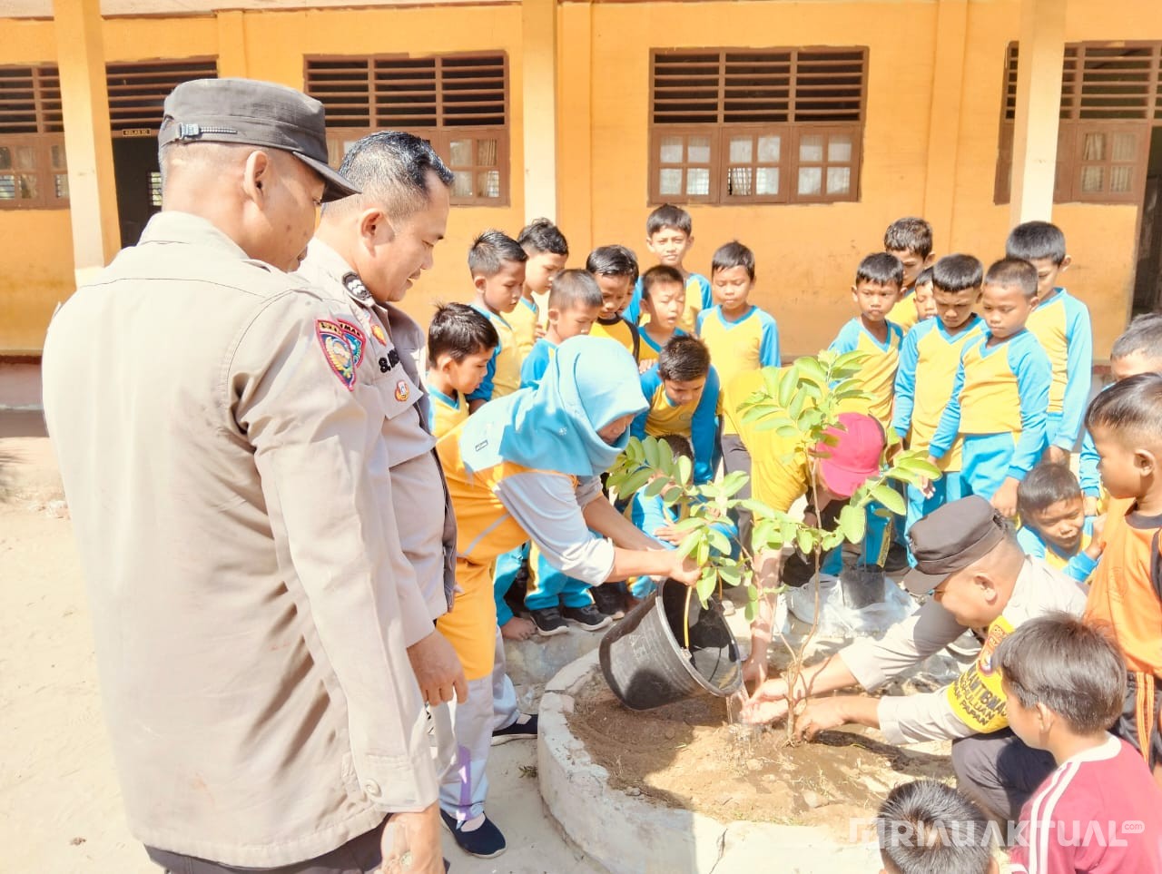 Laksanakan Program Green Policing Kapolda Riau, Polsek TPTM Tanam Pohon Bersama Pelajar SD di Rohil