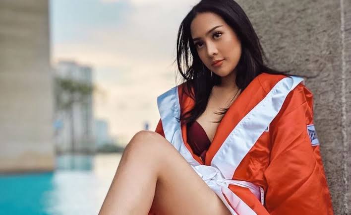 Dengan Tampilan Gadis Desa, Mata Genit Anya Geraldine