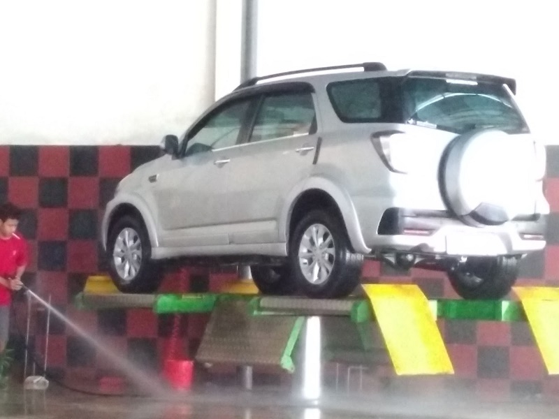 Perlukah Mencuci Mobil Sehabis Hujan?