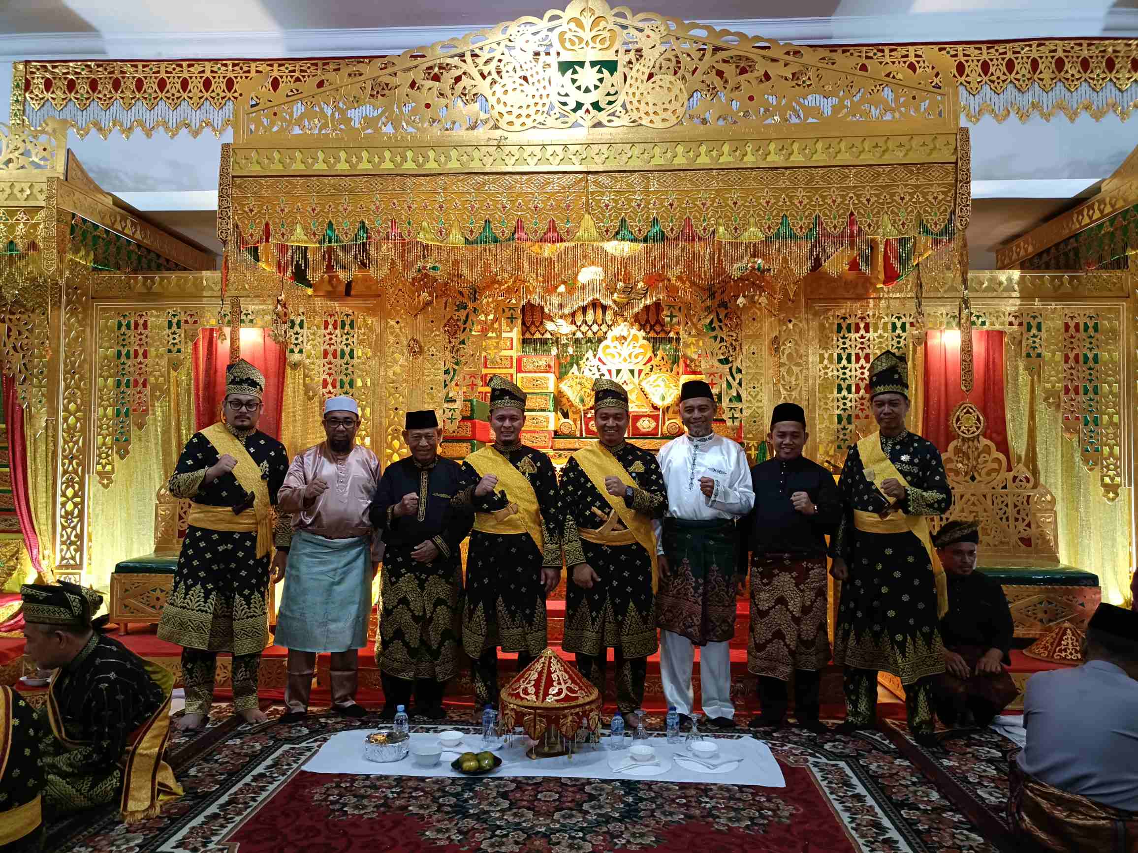 Wako Agung Ditabalkan Gelar Datuk Bandar Setia Amanah dari LAMR Pekanbaru