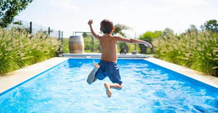 Berenang Di Tengah Pandemi Covid-19, Aman Nggak Sih..