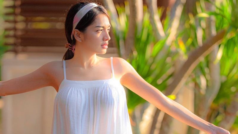 Bak Ibu Peri, Angel Karamoy Pakai Dress Putih Menerawang