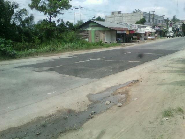 Jalan lintas Sumatera di Pasar Pinggir Bengkalis Sudah Lama Rusak