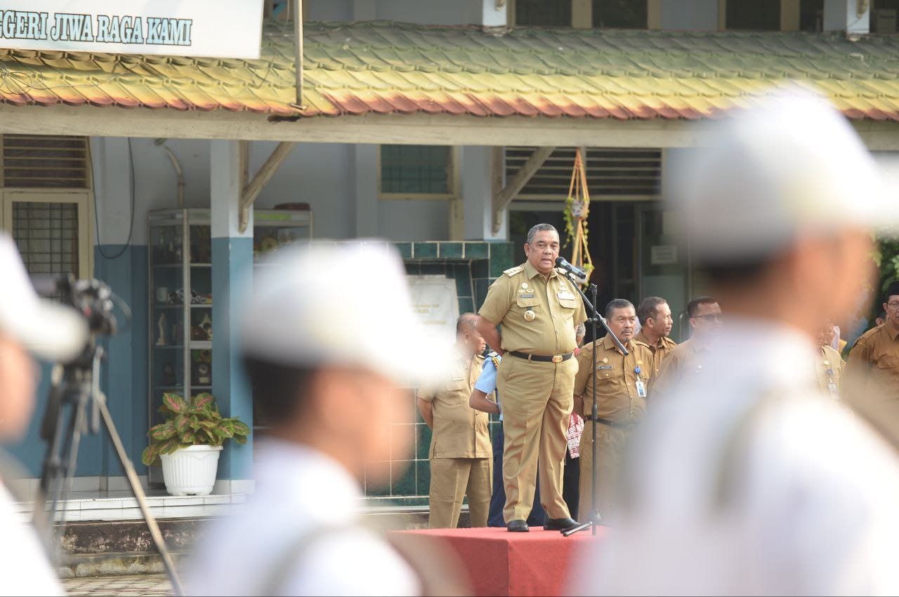 Irup Upacara Bendera di SMAN Plus, Gubri Edy Natar Ajak Siswa Berprestasi dan Guru Sumber Inspirasi