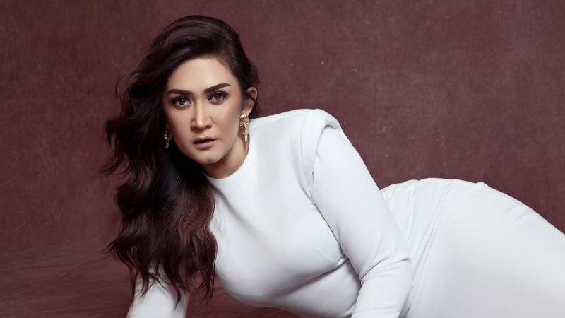 Tampilan Seksi Nafa Urbach Pakai Kebaya