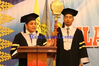 Jon Erizal Orasi Ilmiah pada Wisuda UMRI