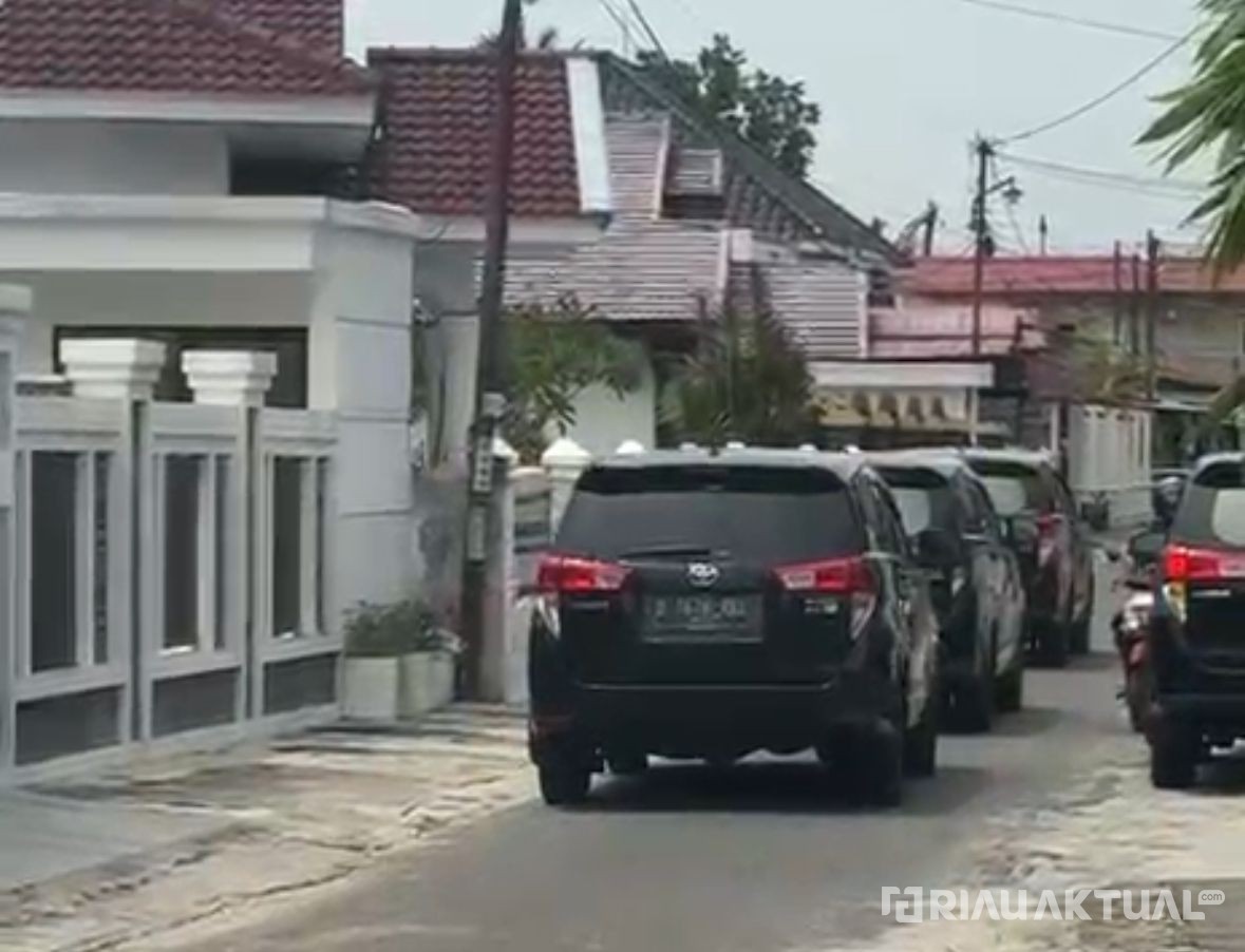 KPK Geledah Rumah Tenaga Ahli Gubernur Riau, Penyidik Bawa Koper dan Dokumen