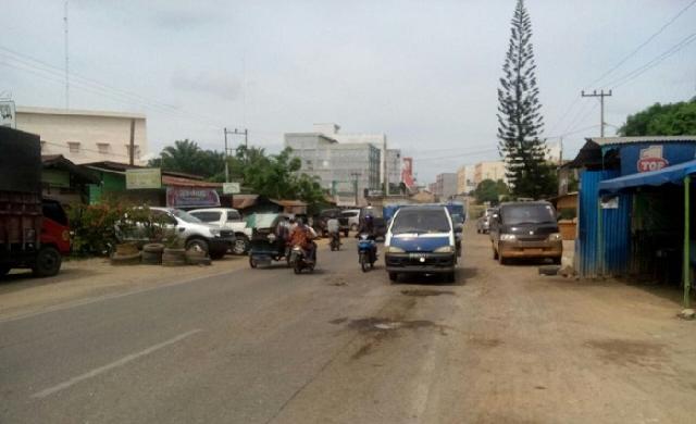 Lobang Menganga Banyak Ditemukan di Jalan Jenderal Sudirman Bagan Batu