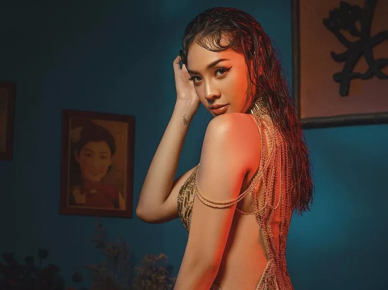 Menggodanya Anya Geraldine Pakai Dress Menerawang bak Cleopatra
