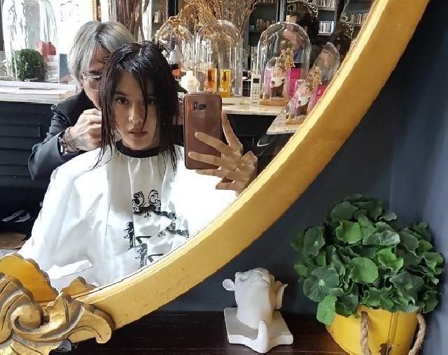 Cantiknya Dian Sastro Saat Potong Rambut