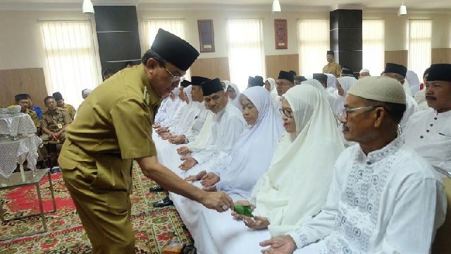 Bupati Wardan Lepas CJH Anggota Korpri Pemkab Inhil