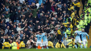 Surat Cinta ManCity ke MU dan Liverpool Berupa Trofi EPL