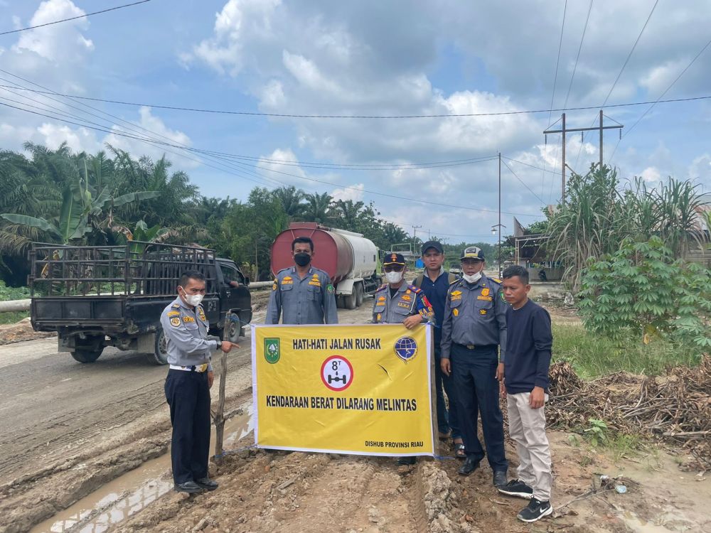 Antisipasi Kecelakaan, Dishub Riau Pasang Rambu Jalan Rusak di Rohil