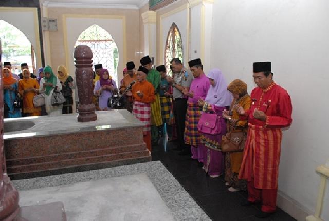 Firdaus Ziarah Kemakam Pendiri Kota Pekanbaru
