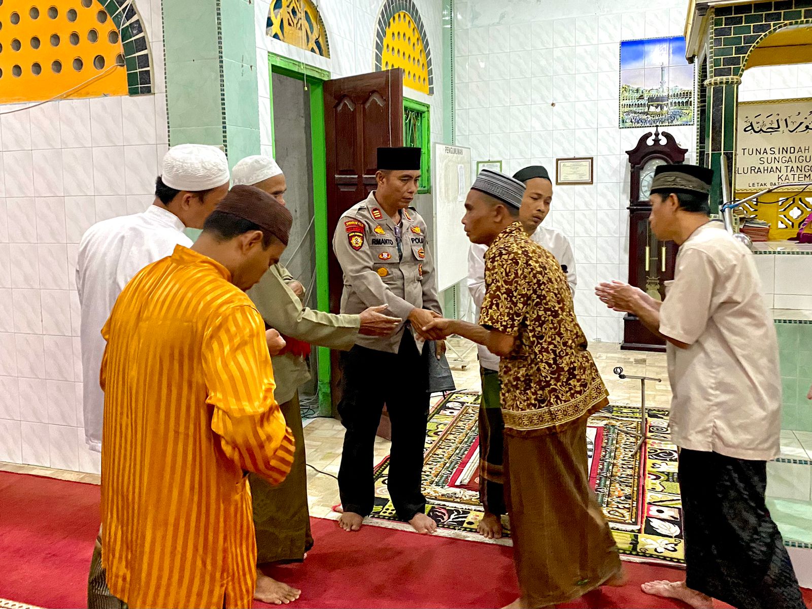 Sosialisasi Pemilu Damai, Kapolsek Kateman Salat Keliling Berjamaah
