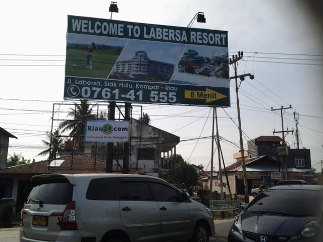 Pemilik Reklame Jalan Parit Indah Diminta Segera Urus Izin  
