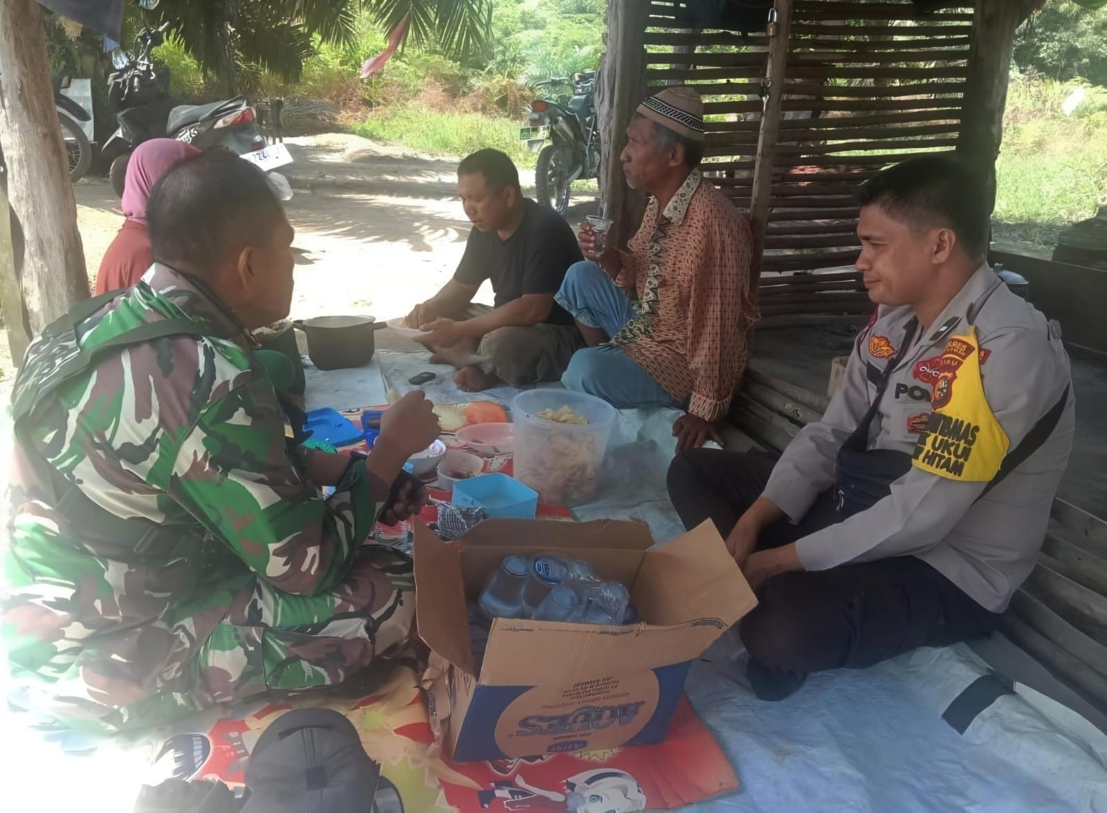 Di Bawah Gubuk Bambu, TNI Polri Bawa Pesan Pilkada Damai ke Warga