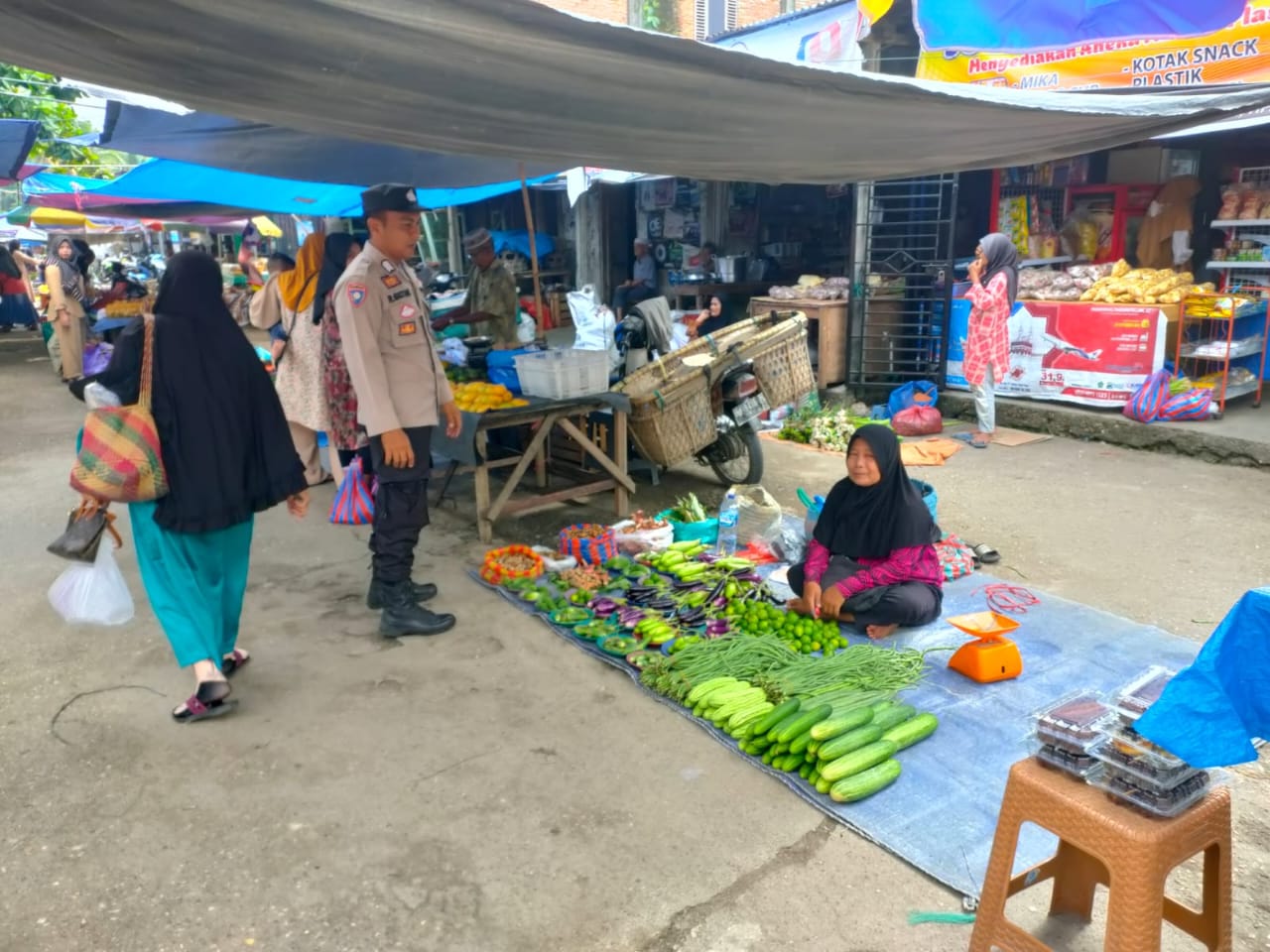 Polsek Pangean Pengamanan Pasar Tradisional Desa Pasar Baru Dalam Rangka Cooling System Pilkada 2024
