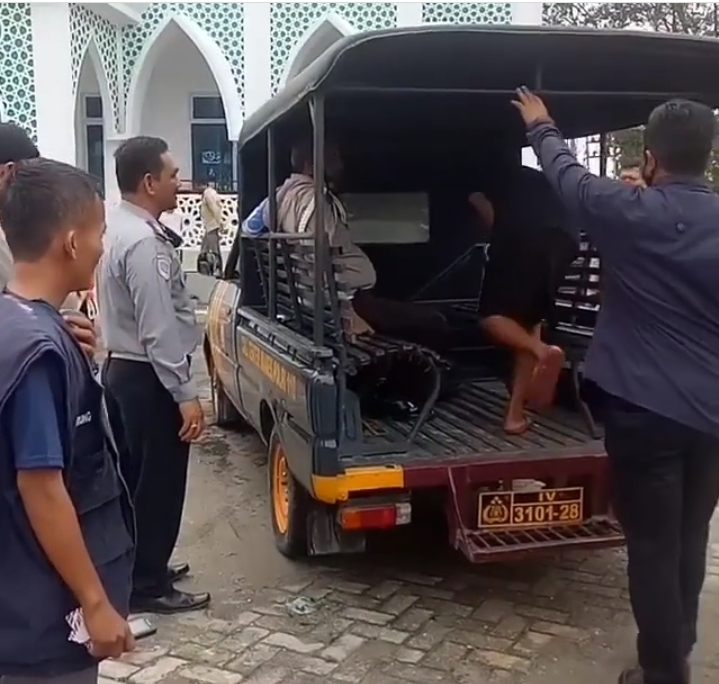 Diduga Pelaku Pencuri Kotak Infaq Masjid Terminal Bandar Raya Payung Sekaki Tunggu Jemputan Keluarga