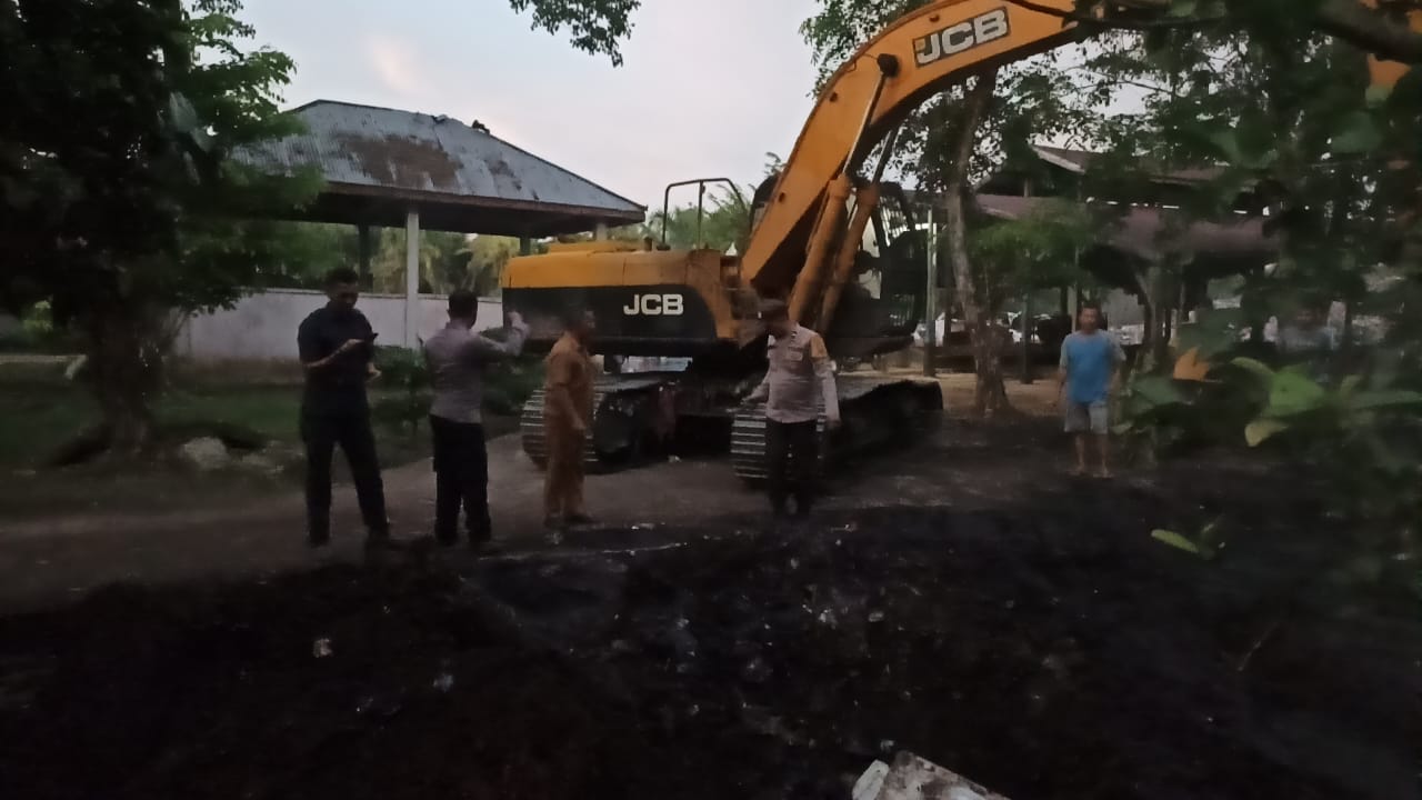 Polres Bengkalis Timbun Kembali Daging Sitaan yang Dijarah Warga dari TPA