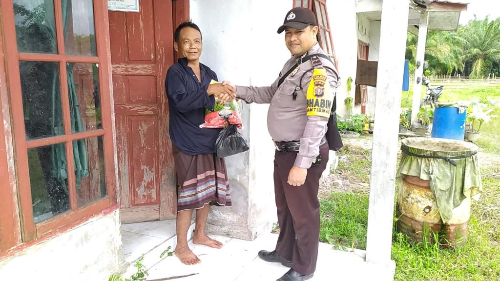 Polsek Siak Kecil Bantu Warga Kurang Mampu di Desa Koto Raja