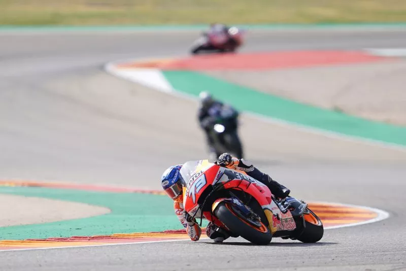 Terus Menjadi Perhatian, Joan Mir Kaget Gaya Balap Alex Beda dengan Marc Marquez