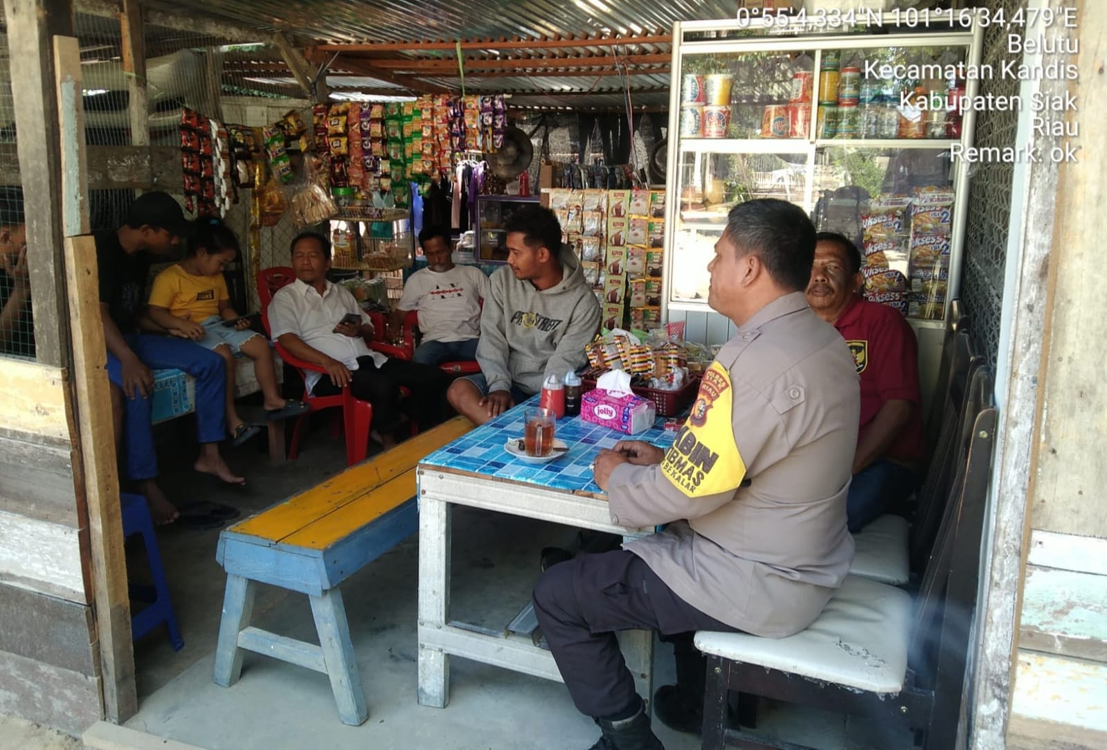 Bhabinkamtibmas Sambangi Warga Kampung Bekalar dalam Rangka Cooling System Menjelang Pilkada 2024