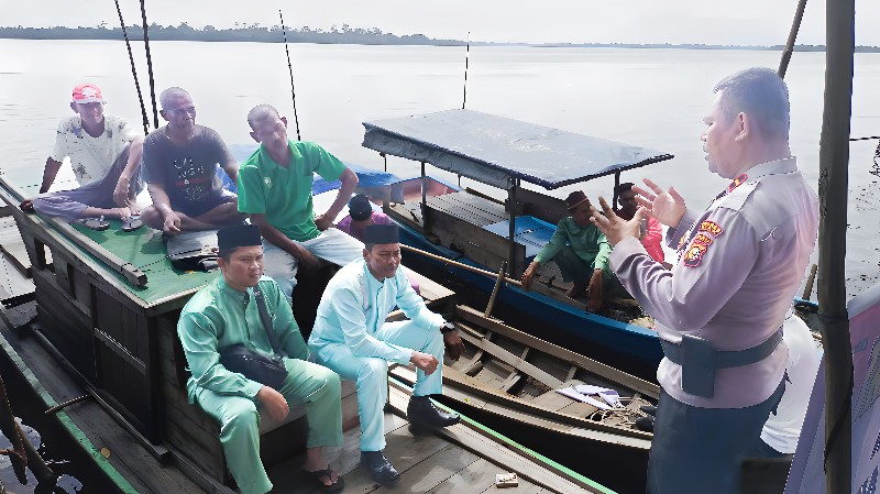 Jelang Pemilu 2024, Kapolsek Sabak Auh Ipda Khairul Imbau Nelayan ke TPS