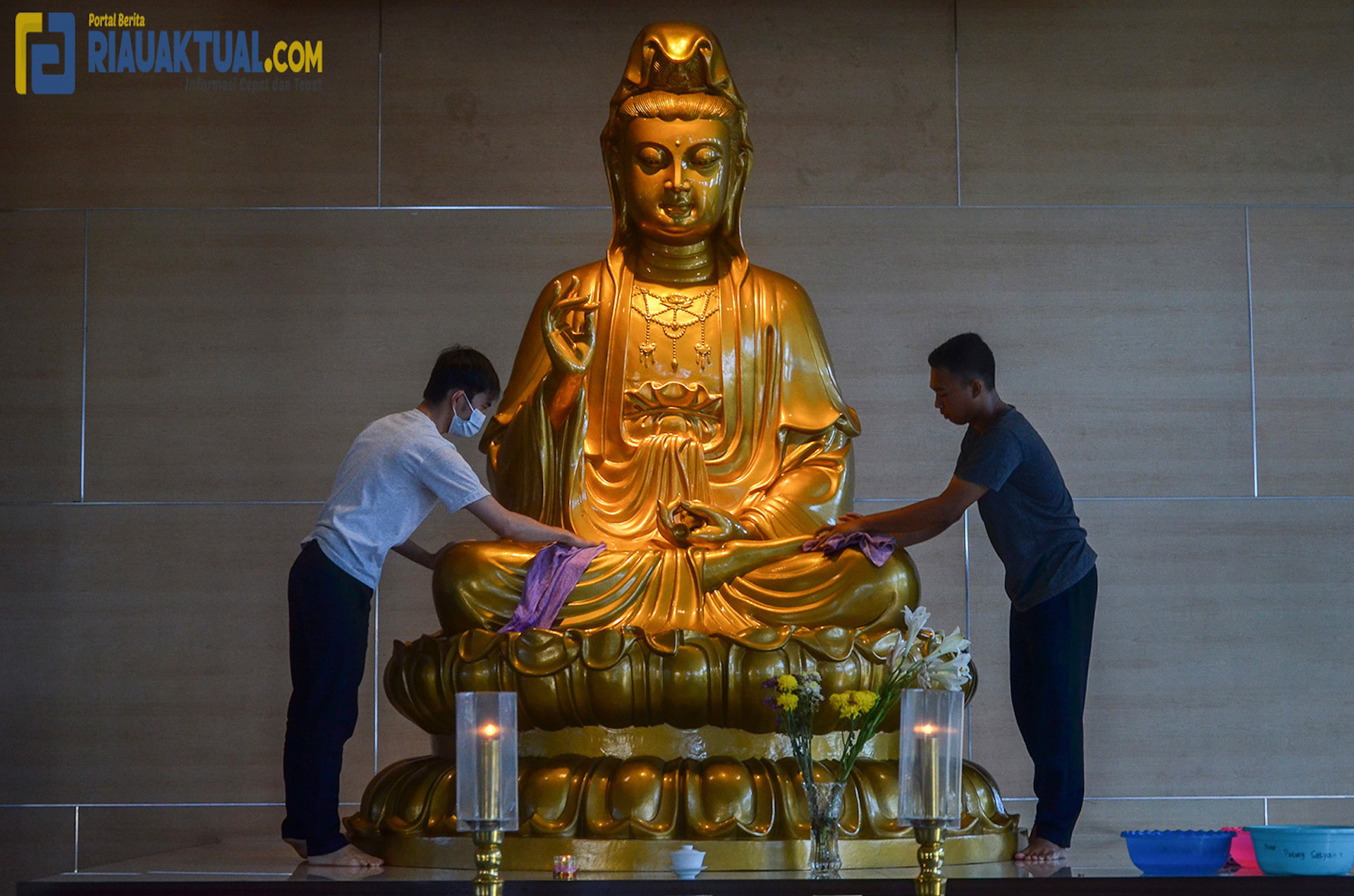 Jelang Tahun Baru Imlek, Vihara Pusdiklat Bumi Suci Maitreya Gelar Bersih-bersih dan Pasang Lampion