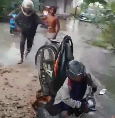 Terjang Banjir, Ibu-ibu di Kampar Jatuh dan Masuk ke Dalam Selokan