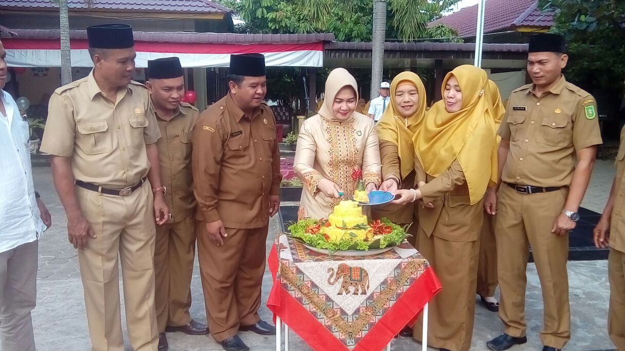 Yuni Warti Halim Hadiri Milad SMAN I Teluk Kuantan ke- 41