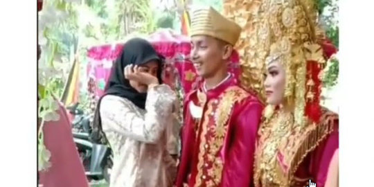 Ke Nikahan Mantan, Wanita Ini Menangis, Netizen: Cakepan mantannya