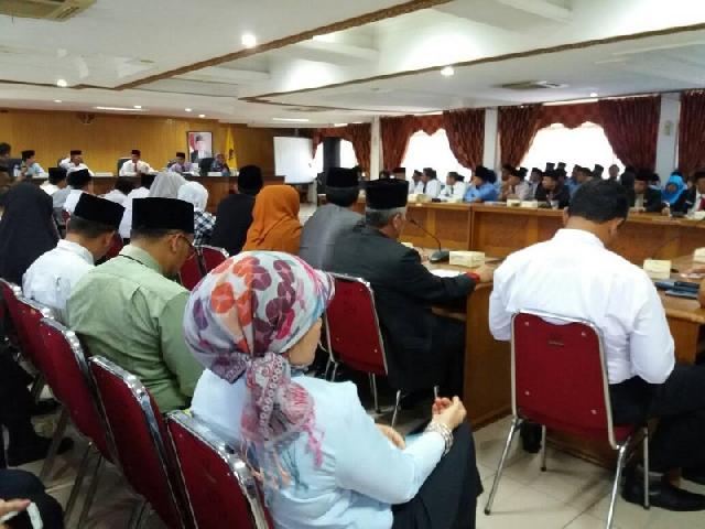 Hari Pertama Pimpin Rapat, Wako Pekanbaru Terlihat Tegas