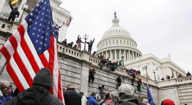 Pendukung Trump Serbu Gedung Capitol, Wanita Tewas Tertembak