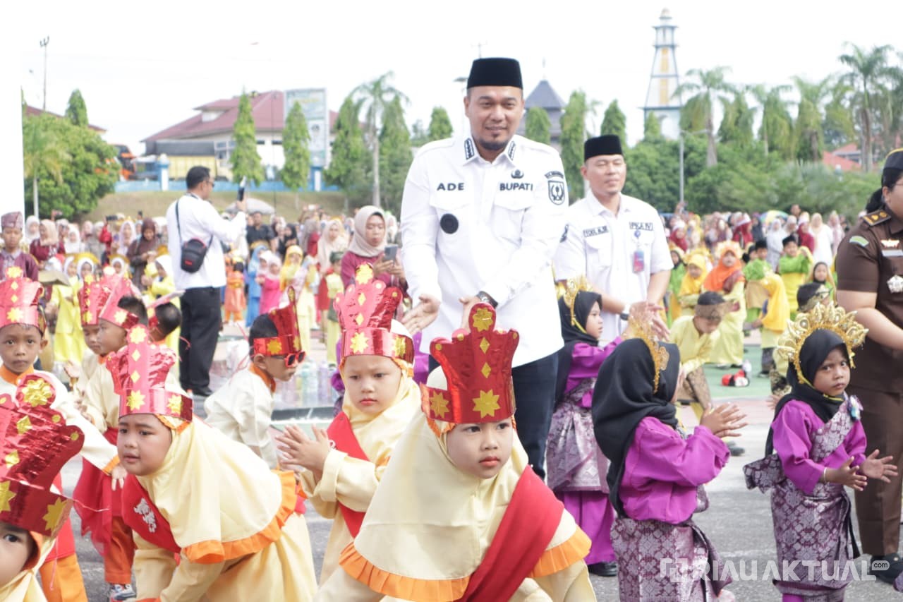 Bupati Inhu Buka Tari Zapin Massal Anak KB dan TK di Hari Guru Nasional ke-80