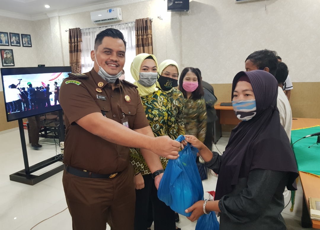 Hari Bhakti Adhyaksa ke 60, Kejari Bengkalis Serahkan Bantuan Sembako dan Gelar Sunatan Massal