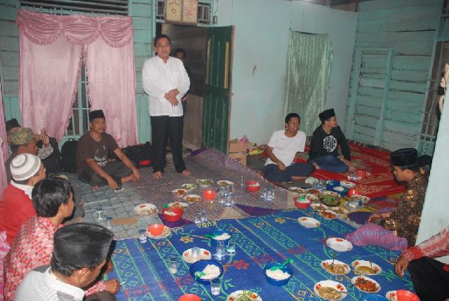 Jon Erizal Tidur di Rumah Warga