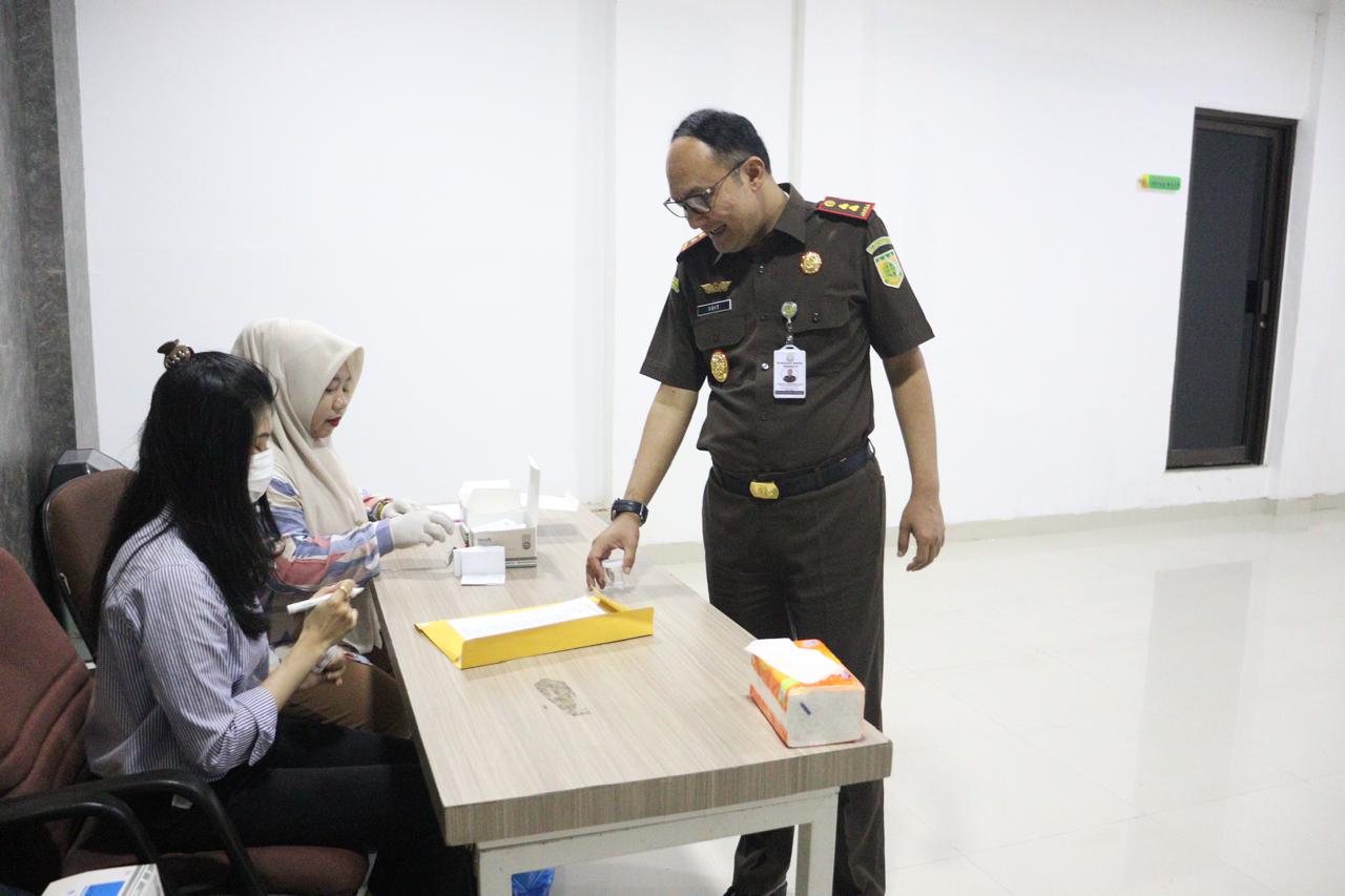 Kajari Pimpin Langsung Cek Urine Pegawai dan Staf Kejari Bengkalis