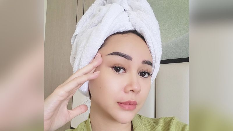 Aura Kasih Selfie Pakai Handuk di Kepala Bikin Gagal Fokus