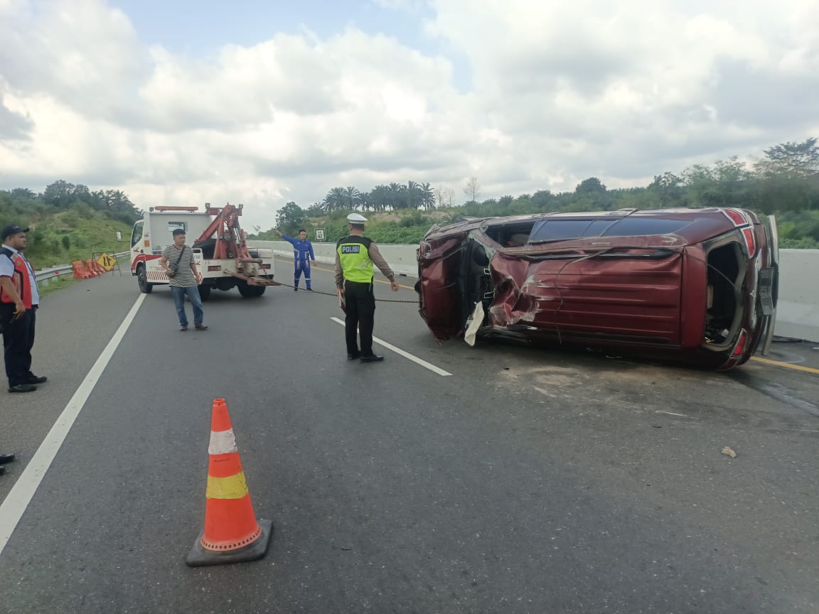 Pecah Ban Belakang, Satu Keluarga Kecelakaan Tunggal di Tol Permai Pekanbaru Dumai