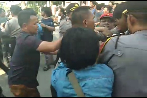 Demo Mahasiswa Ricuh, Wakapolsek Jadi Bulan-Bulanan