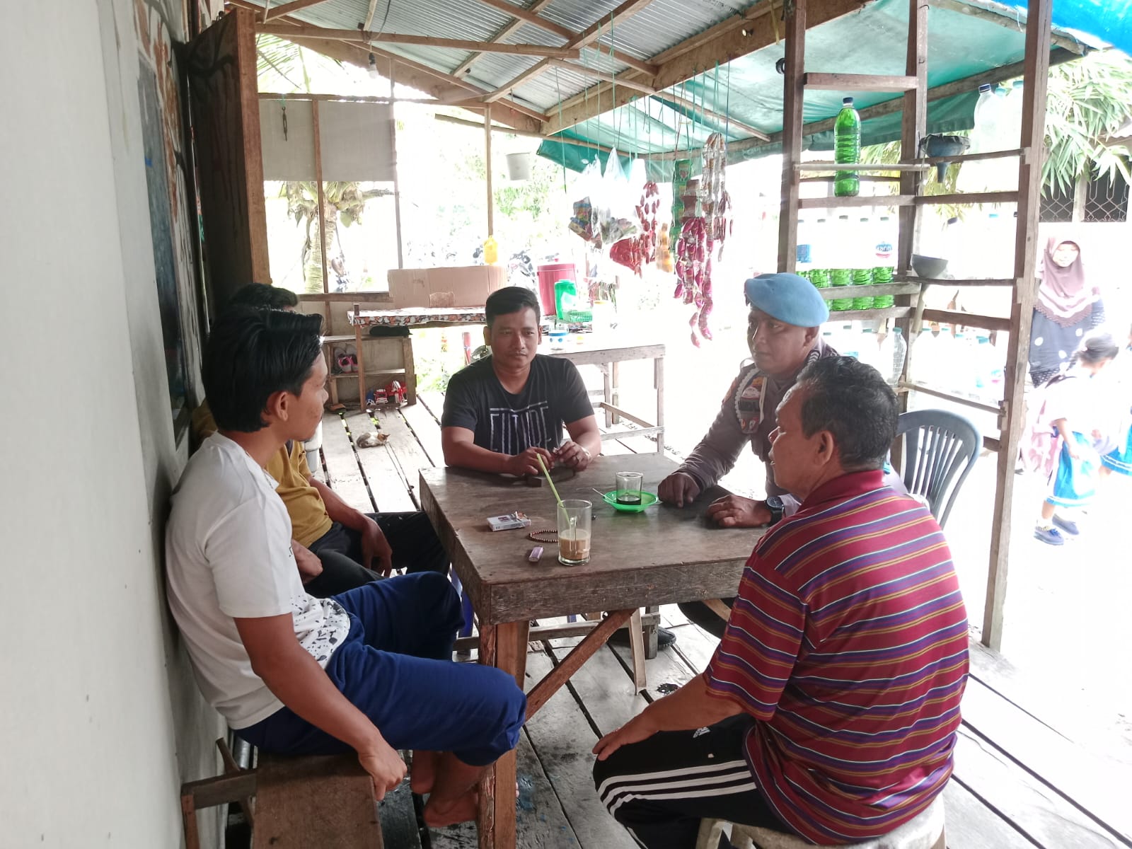 Polsek Pelangiran Sambangi Tokoh Masyarakat dan Sosialisasikan Pemilu 2024