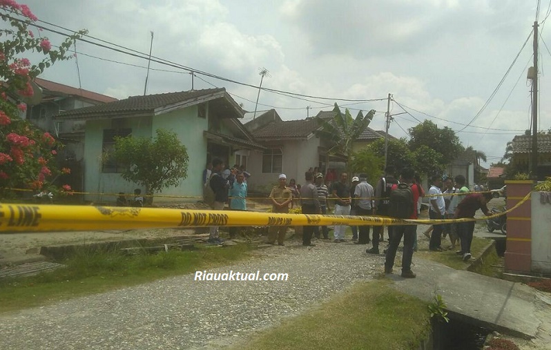 Heboh Penangkapan Dua Orang Terduga Teroris di Kampar, Polisi, Police Line Dua Unit Rumah
